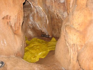 Plastics et déchets dans la grotte