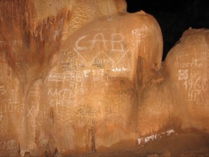 Gravure sur les parois de la grotte