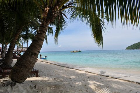 devant-le-cozy-cocohut-chalet-perhentian-island